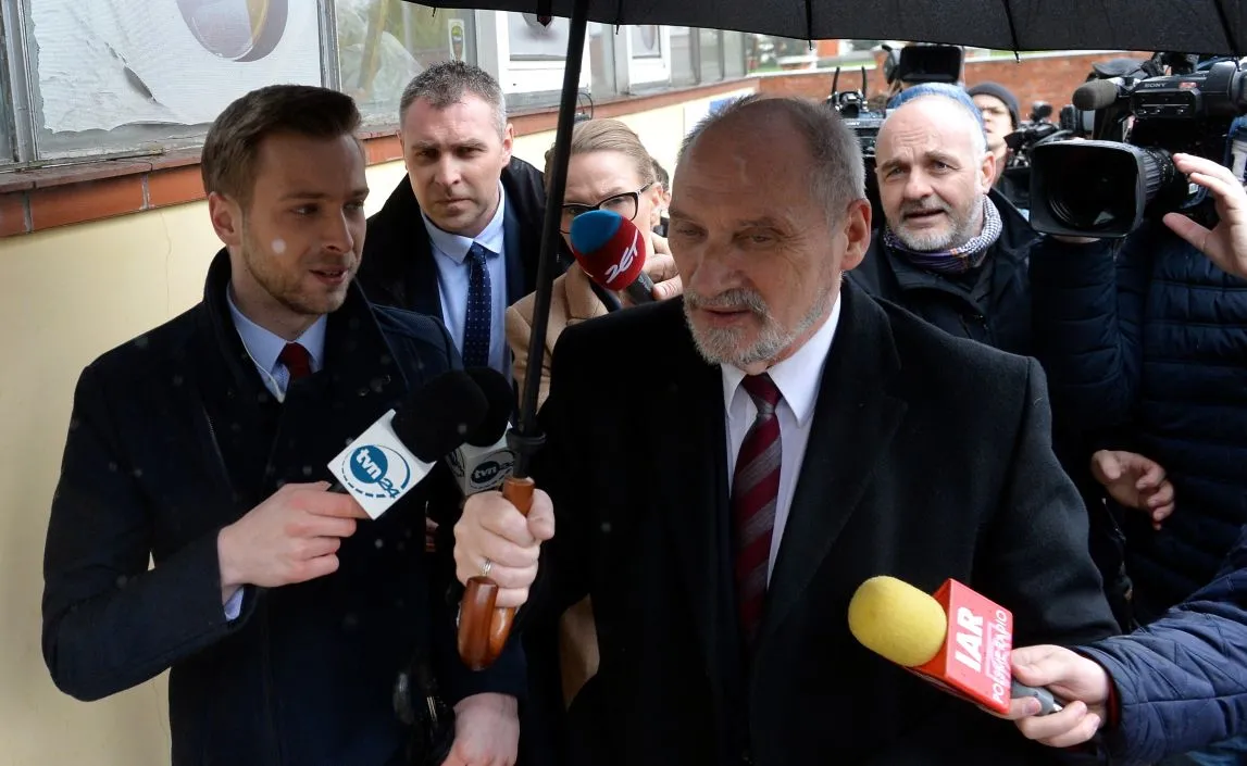  Minister obrony narodowej Antoni Macierewicz (P) rozmawia z dziennikarzami w drodze do siedziby Prawa i Sprawiedliwości przy ul. Nowogrodzkiej w Warszawie