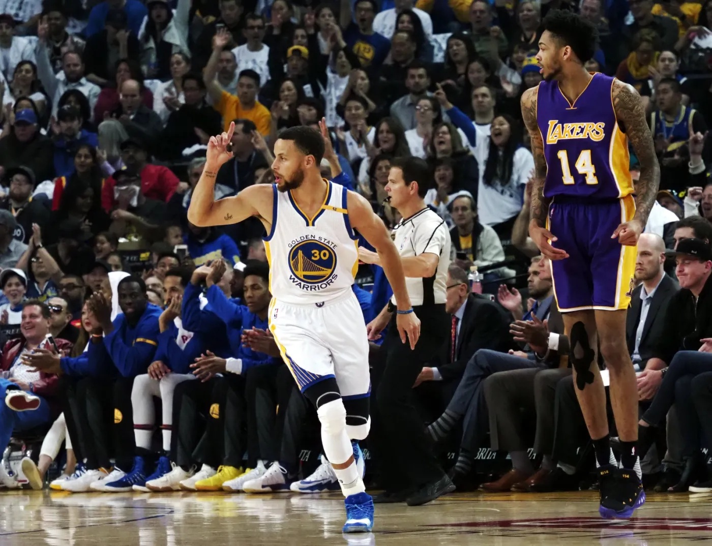 Liga NBA: Warriors faworytami bukmacherów. Drużyna Gortata z najmniejszymi szansami