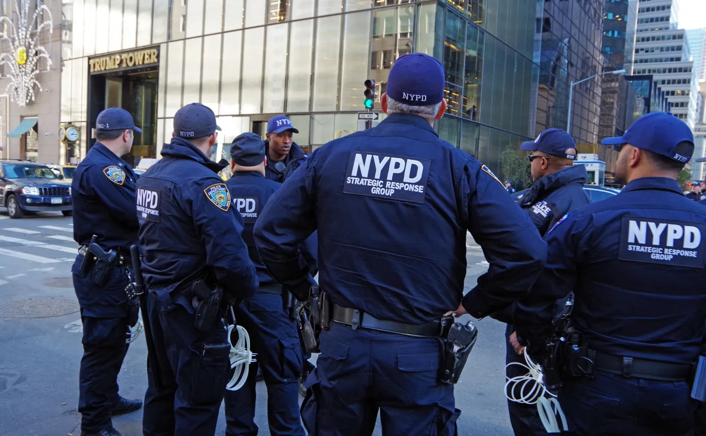 Policjanci przed Trump Tower w Nowym Jorku