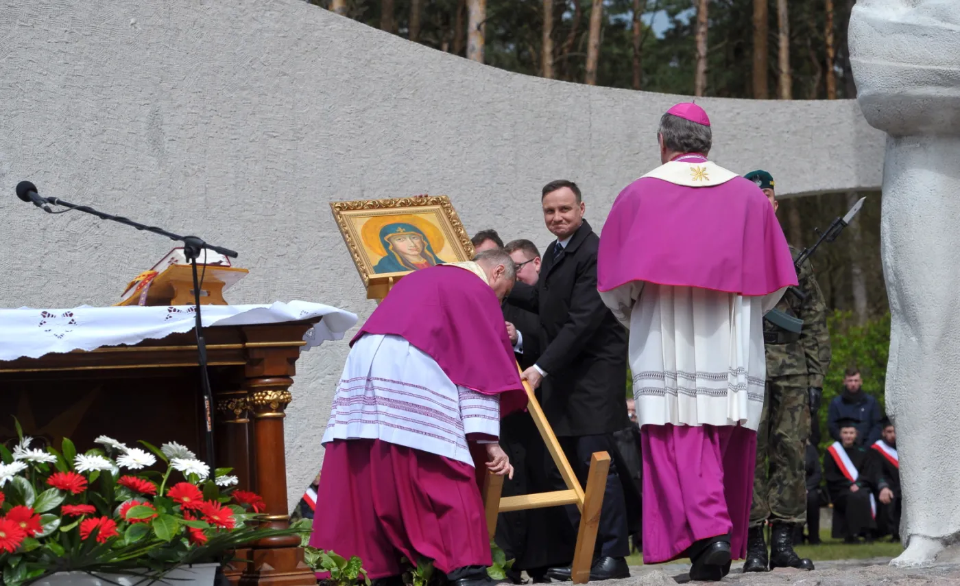 Prezydent na ratunek obrazowi. Andrzej Duda pomógł podnieść wizerunek Matki Boskiej przewrócony przez wiatr