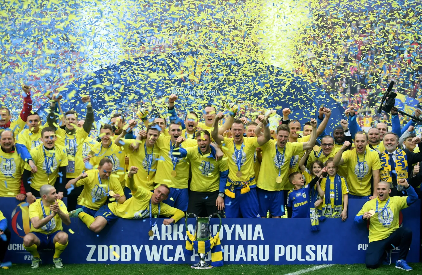 Piłkarze Arki Gdynia z Pucharem Polski. Arka wygrała 2:1 po dogrywce w finale Pucharu Polski z Lechem Poznań