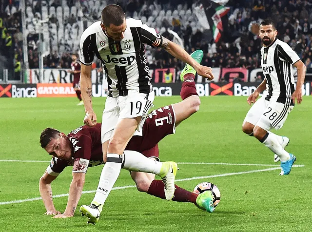 Liga włoska: Remis Juventusu w derbach Turynu. Napoli lepsze od Cagliari [WIDEO]