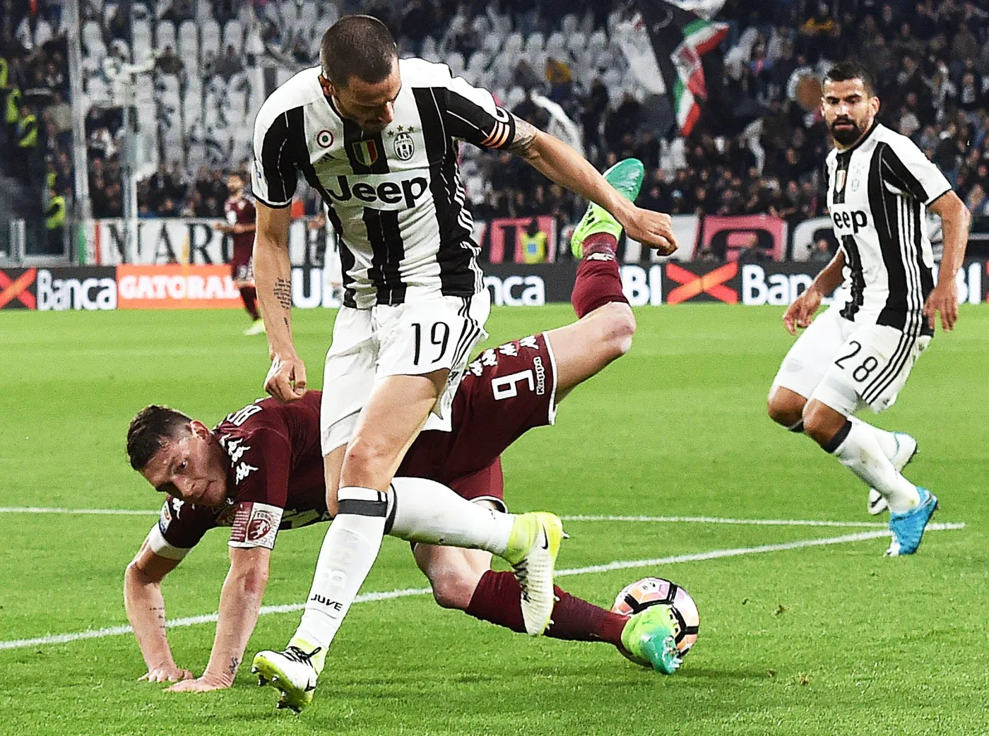 Liga włoska: Remis Juventusu w derbach Turynu. Napoli lepsze od Cagliari [WIDEO]