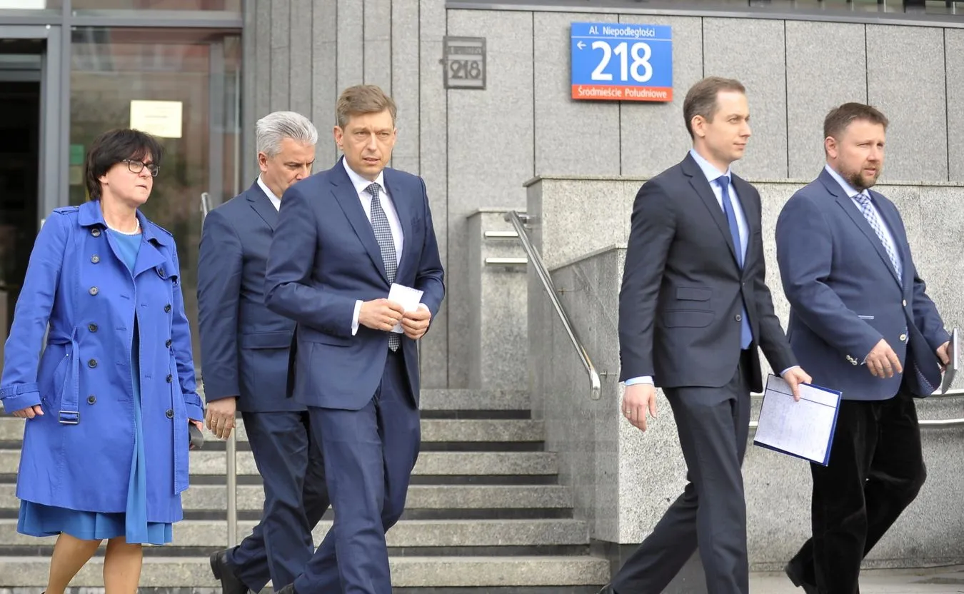Politycy PO wychodzą z budynku MON