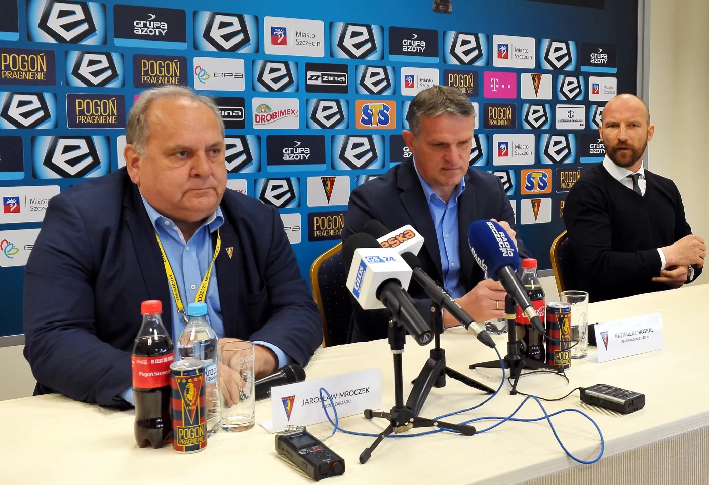 Od lewej: prezes Pogoni Jarosław Mroczek, trener Kazimierz Moskal i dyrektor sportowy Maciej Stolarczyk