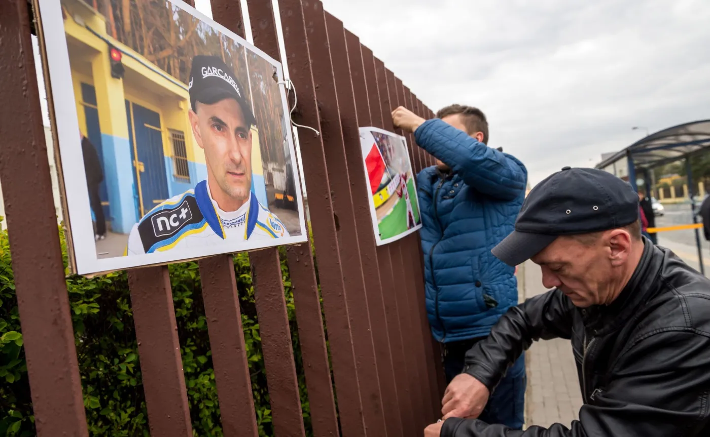 Kibice przed szpitalem, w którym leży Tomasz Gollob