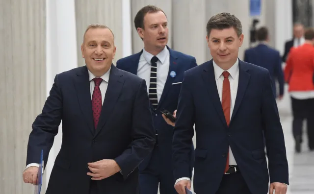 PO ma trzy pytania do PiS - o ojca Rydzyka, dopłaty dla rolników i list gończy za Berczyńskim