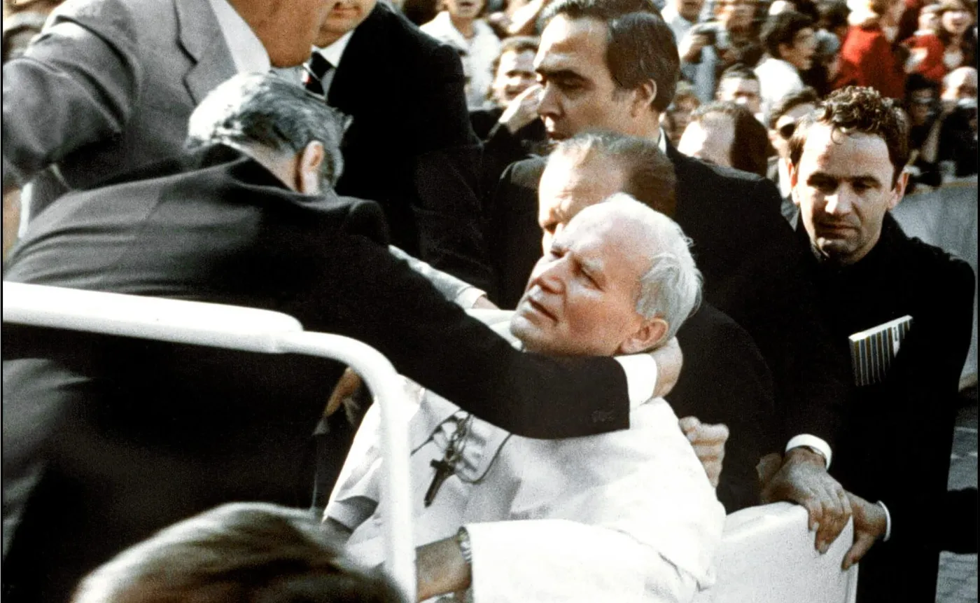 Na zdjęciu archiwalnym z 13 maja 1981 r. Ojciec Święty Jan Paweł II postrzelony przez Ali Agcę podczas zamachu na placu Świętego Piotra w Watykanie.