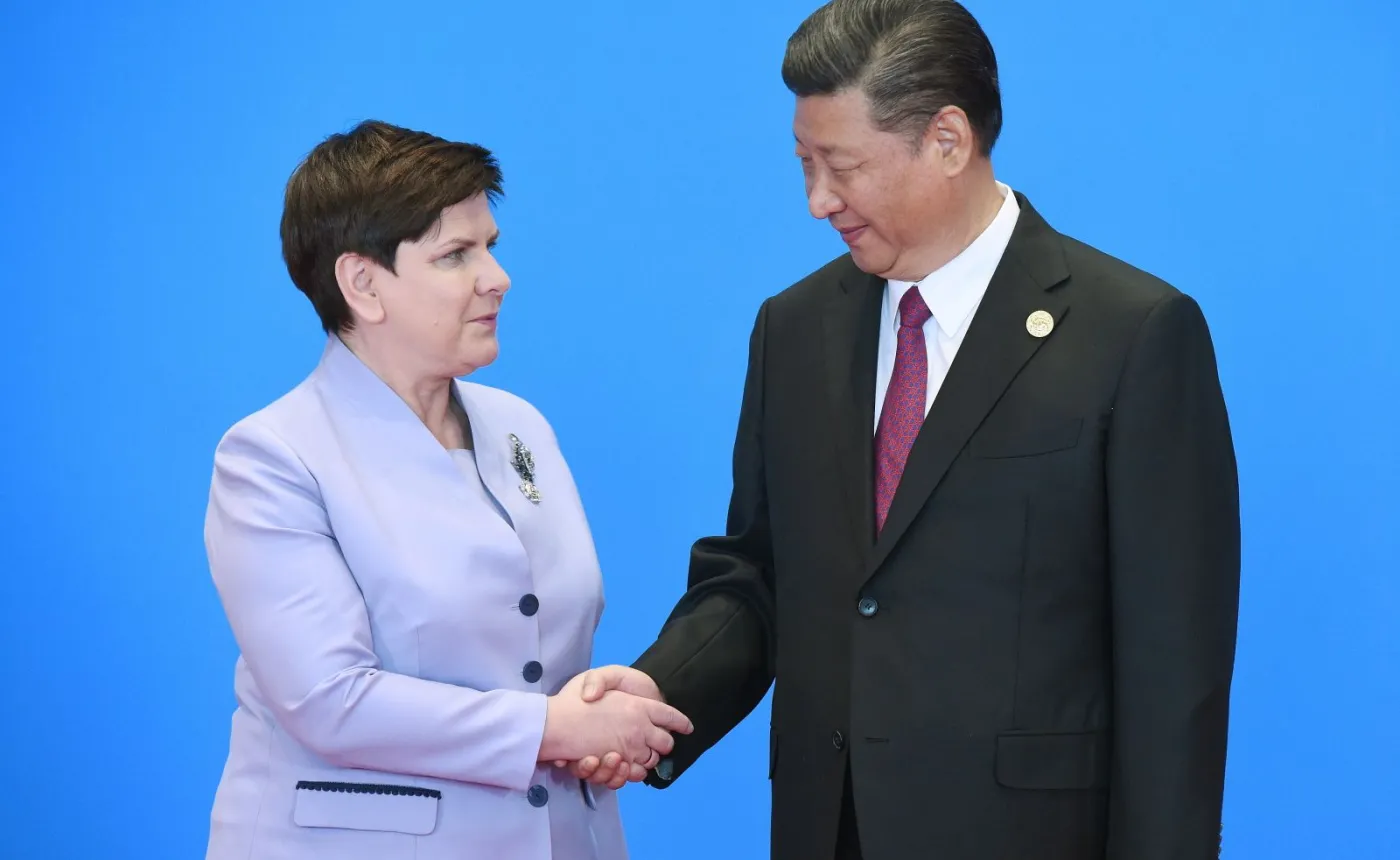 Przewodniczący ChRL Xi Jinping (P) i premier Beata Szydło (L)