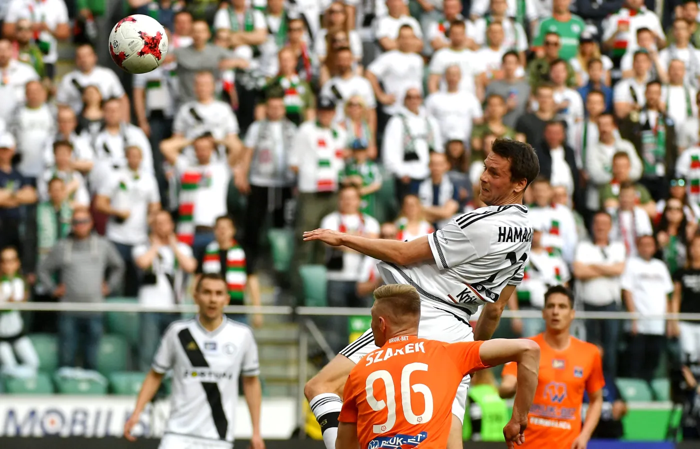 Kasper Hamalainen (w białym stroju)