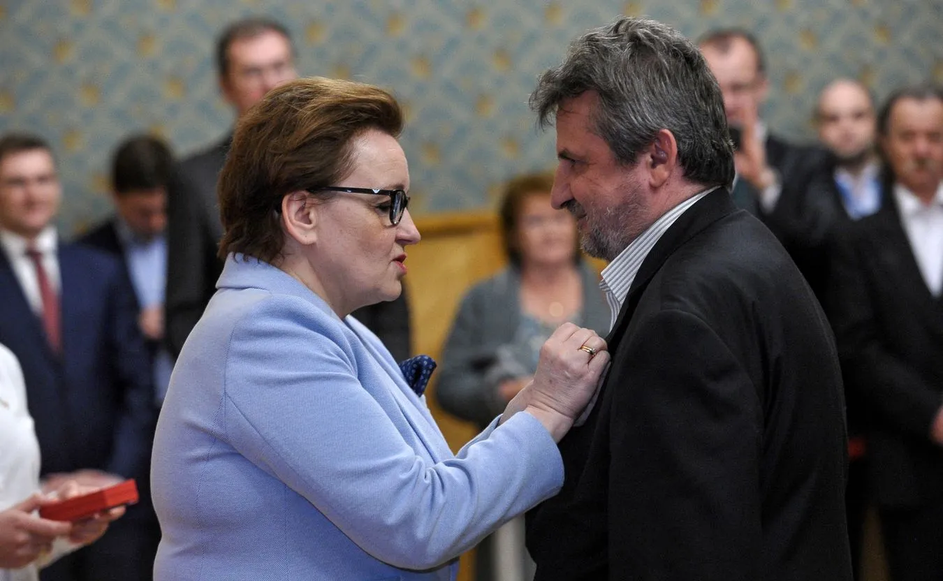 Minister edukacji narodowej Anna Zalewska odznacza Adama Kalitę