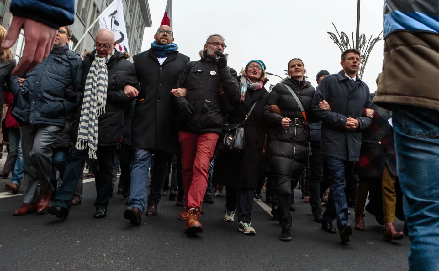 Demostracja KOD niedaleko Sejmu. W pierwszym rzędzie między innymi Michał Kamiński, Mateusz Kijowski, Barbara Nowacka i Ryszard Petru