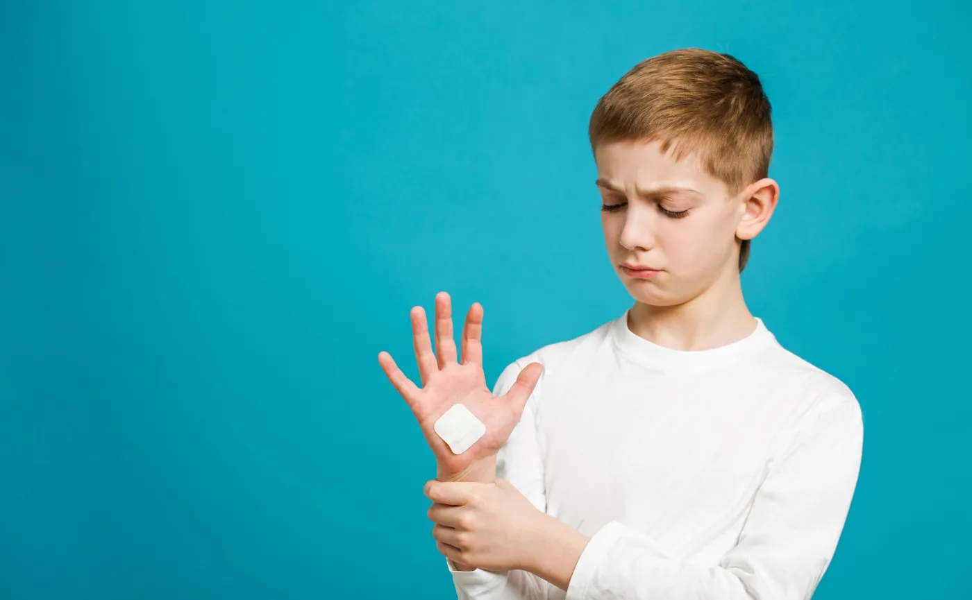 Dziecko ze skaleczoną dłonią