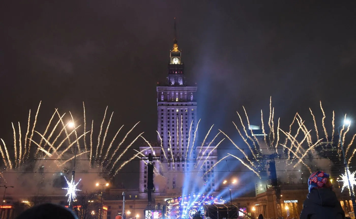 Pokaz sztucznych ogni "Światełko do nieba" na placu Defilad w Warszawie