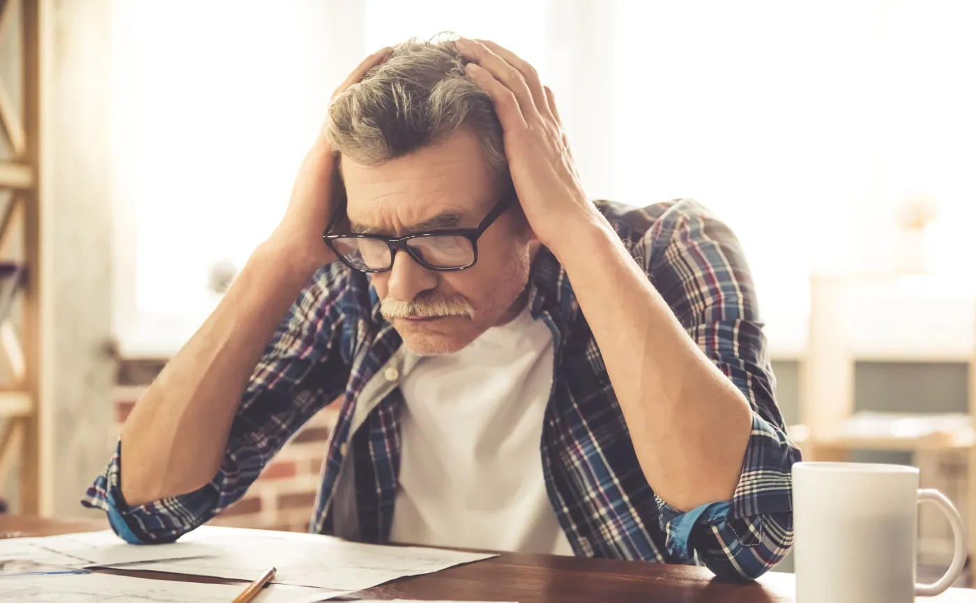 Starszy mężczyzna w pracy w biurze