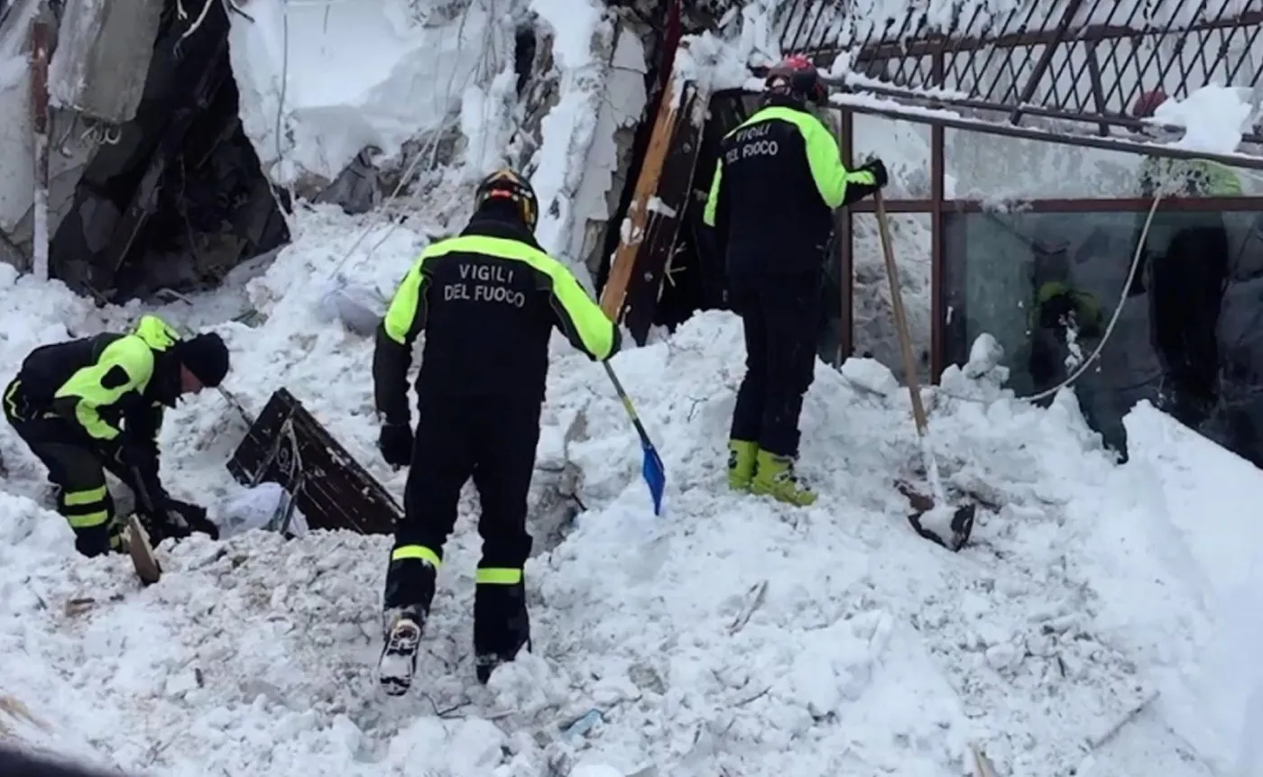 Ratownicy przeszukują gruzy hotelu