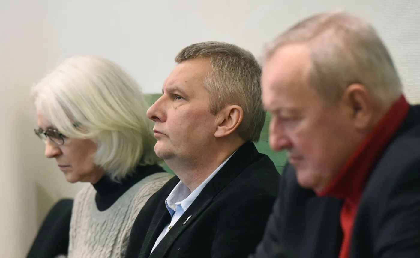 Od lewej Grażyna Biskupska, Kuba Jałoszyński i Jan Pol na sali rozpraw