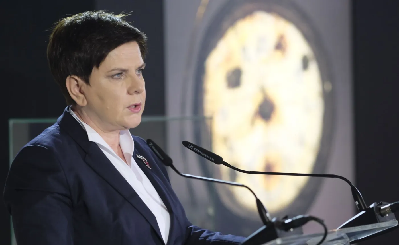 Premier Beata Szydło przemawia w budynku "Sauny" na terenie byłego obozu Auschwitz II-Birkenau