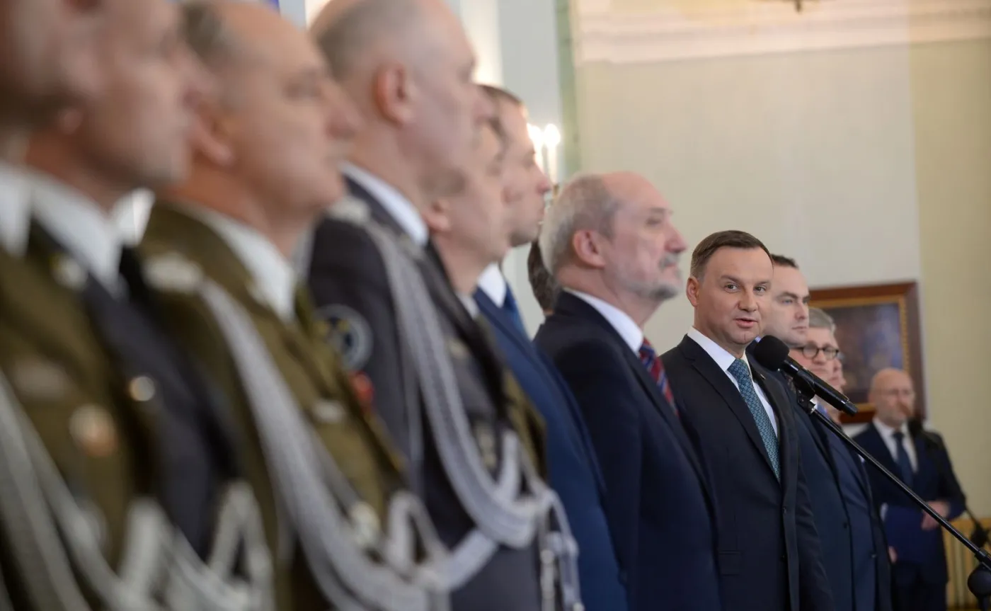 Prezydent Andrzej Duda podczas uroczystości wręczenia nominacji na szefa Sztabu Generalnego WP gen. broni Leszkowi Surawskiemu