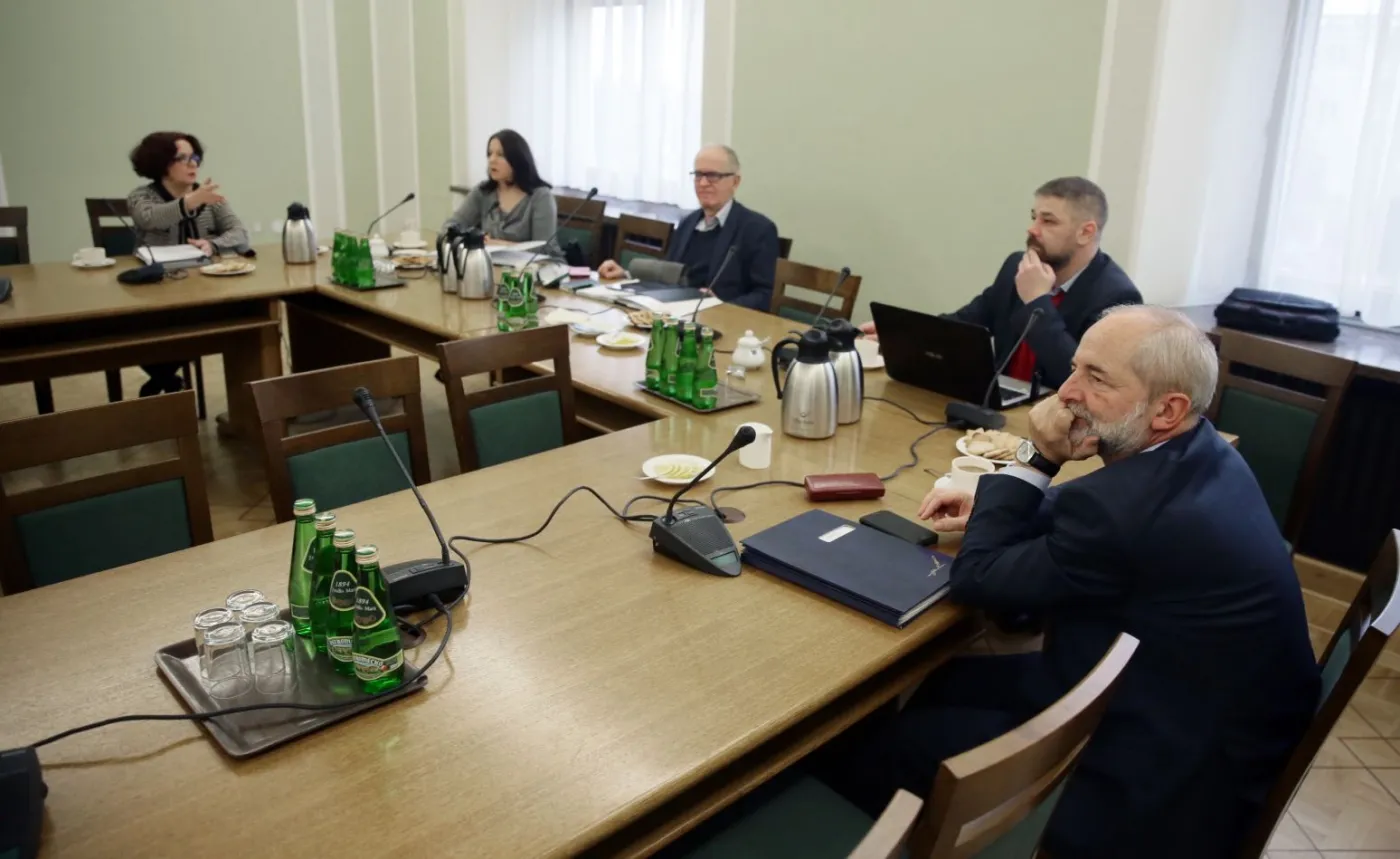 Członkowie Rady Mediów Narodowych: przewodniczący Krzysztof Czabański (C), Elżbieta Kruk (L), Juliusz Braun (P) i Grzegorz Podżorny (2P) i Joanna Lichocka (2L) 