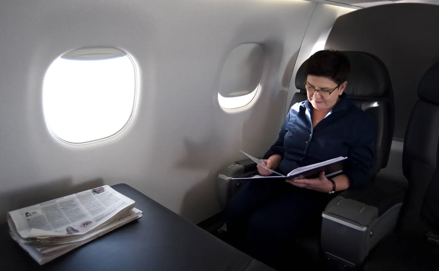 Premier Beata Szydło na pokładzie rządowego samolotu embraer