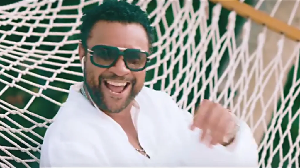 Shaggy w teledysku do "Seasons"