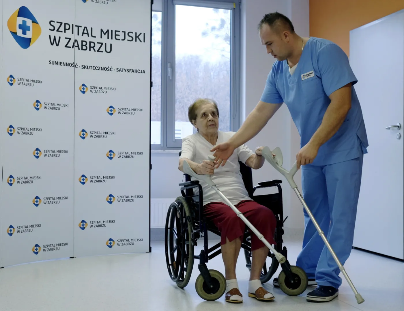 Lekarze wszczepili wydrukowaną protezę stawu. Jest sukces! Pani Bożena może chodzić