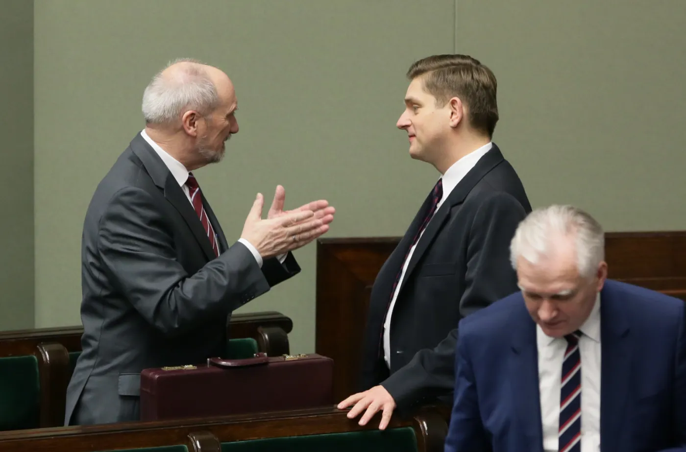 Minister obrony narodowej Antoni Macierewicz, wiceminister ON Bartosz Kownacki  oraz wicepremier, minister nauki i szkolnictwa wyższego Jarosław Gowin