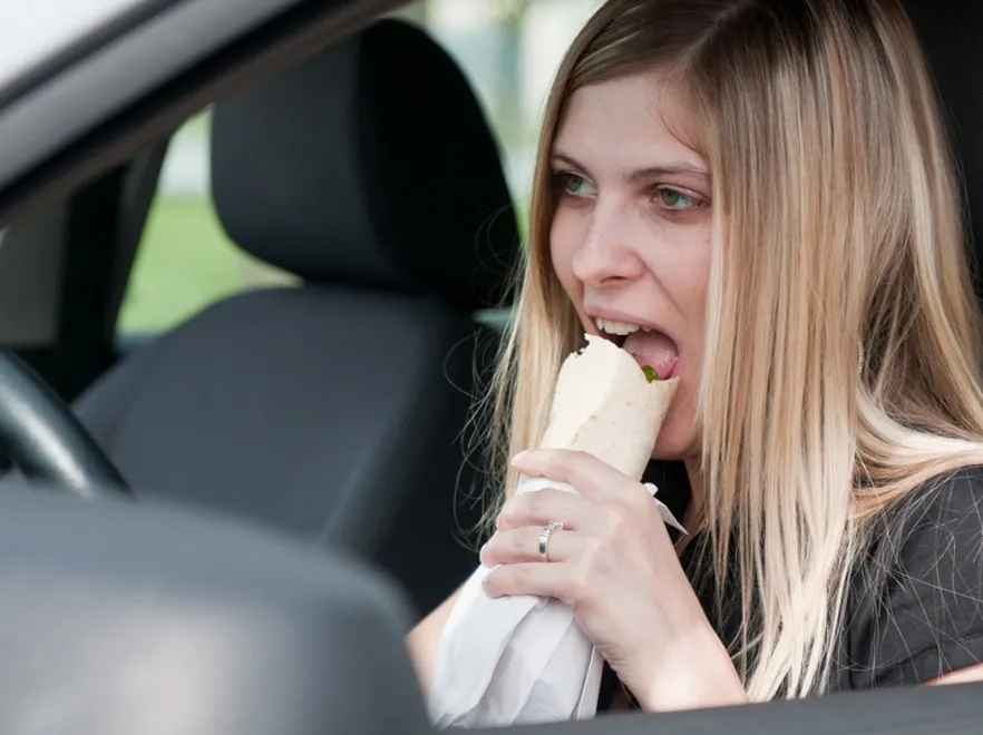 Kobieta na diecie jest niebezpieczynym kierowcą? Idziemy o zakład, że tego odkrycia dokonali faceci...