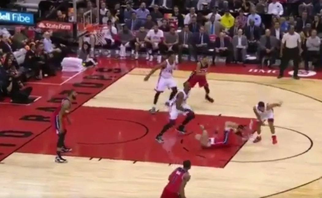 Marcin Gortat (leży na parkiecie)