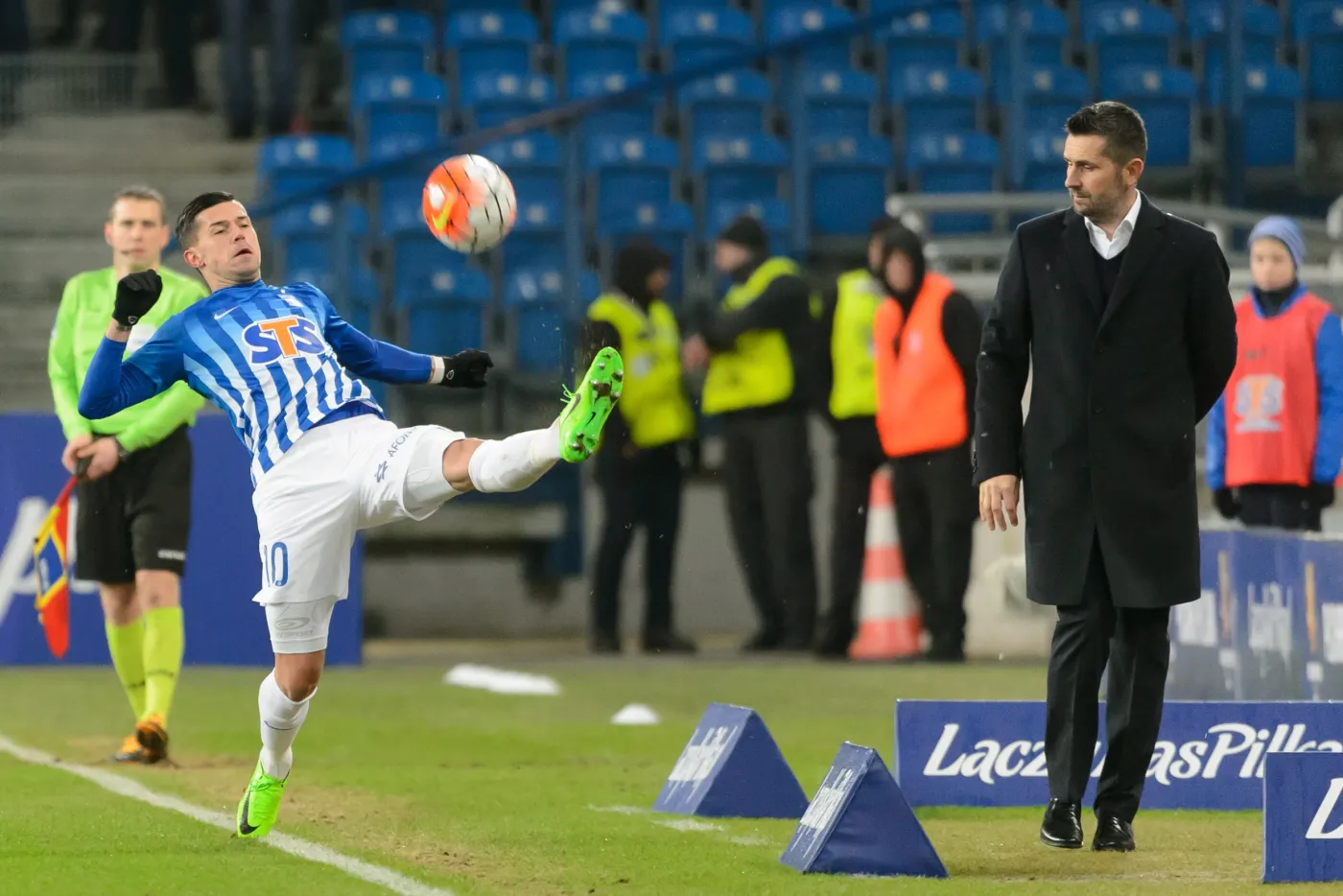 Trener Lecha Poznań Nenad Bjelica (P) i pomocnik Lecha Darko Jevtic (L)
