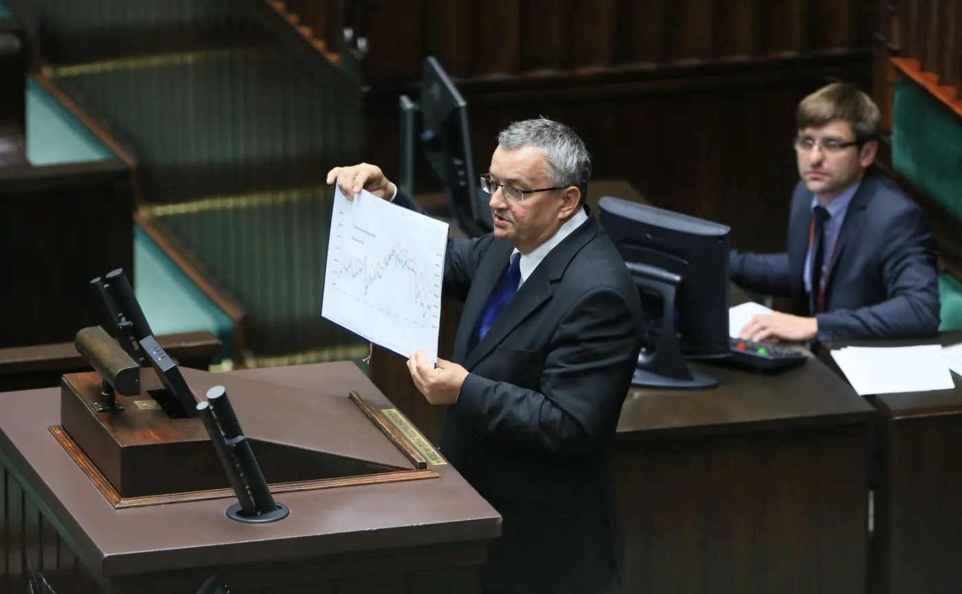 Minister Adamczyk do dymisji przez podwyżki cen paliw? "To byłoby zupełnie nieroztropne"