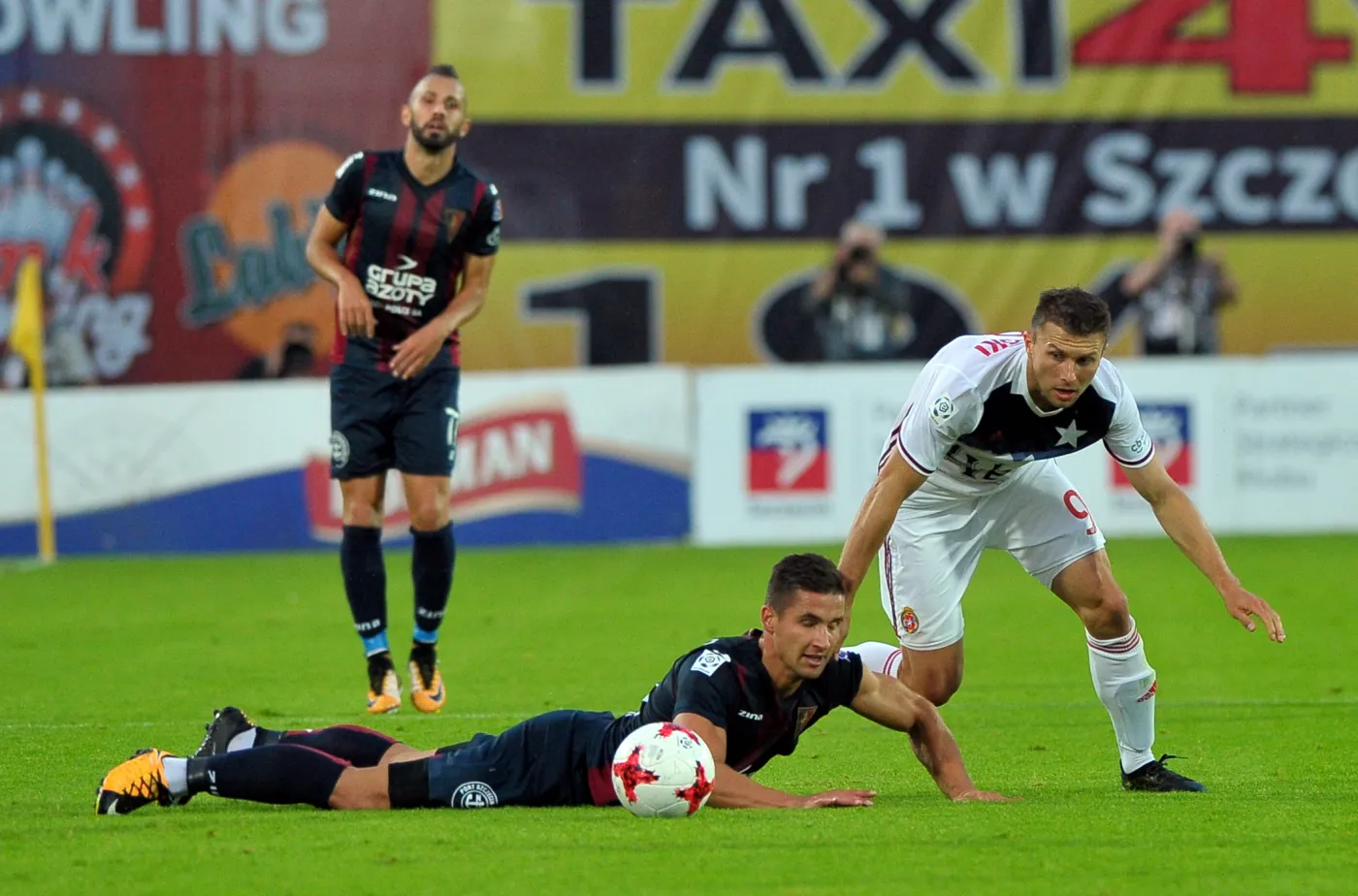 Piłkarz Pogoni Szczecin Łukasz Zwoliński (L) i Rafał Boguski (P) z Wisły Kraków