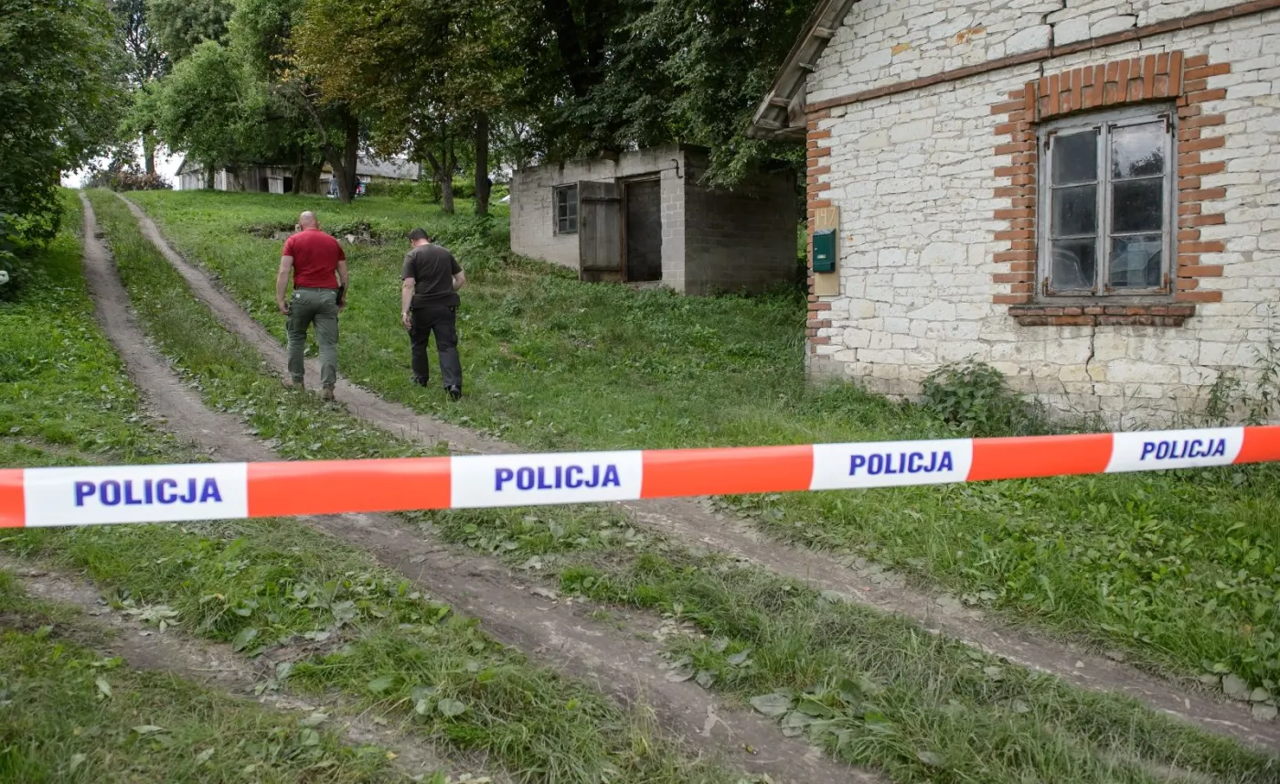 Policjanci na terenie posesji we wsi Piaski Szlacheckie