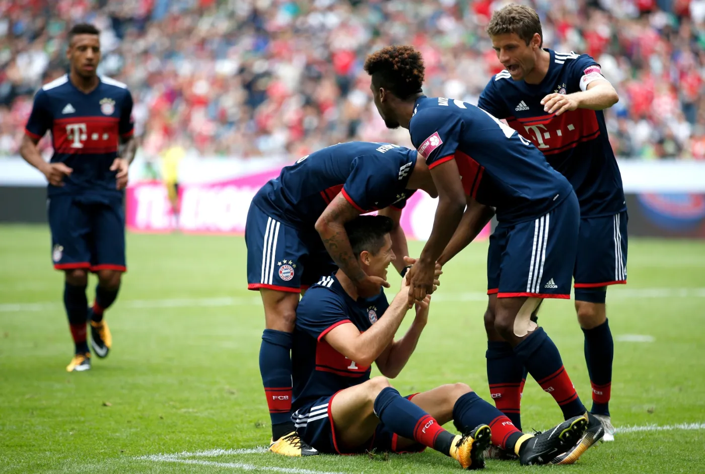 Robert Lewandowski (siedzi na murawie)