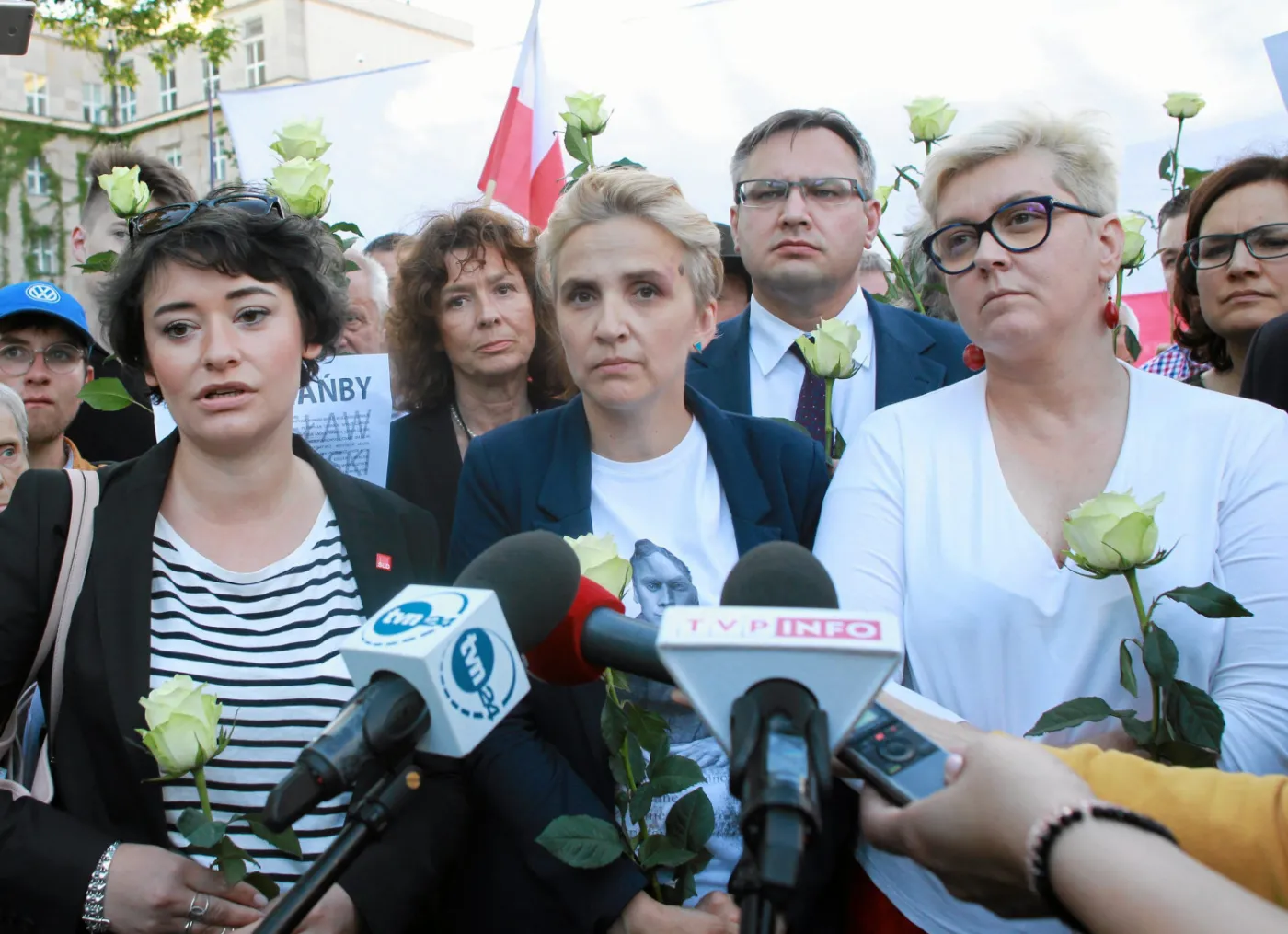 Joanna Scheuring-Wielgus (po środku)