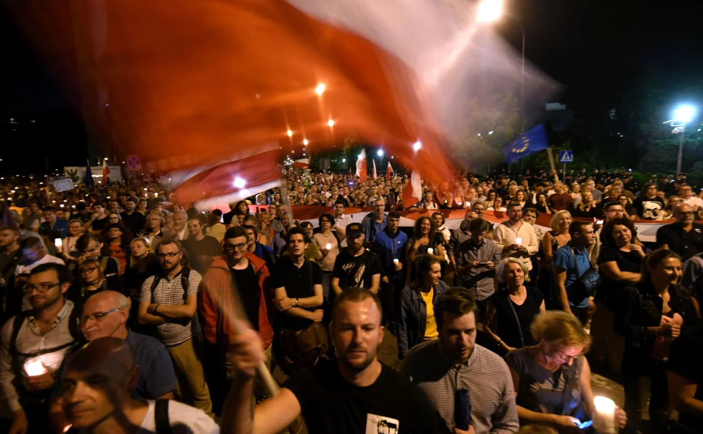 Poseł PiS przyłapany w monopolowym podczas protestów. "Wrzask i oblewanie woskiem z płonących zniczy"