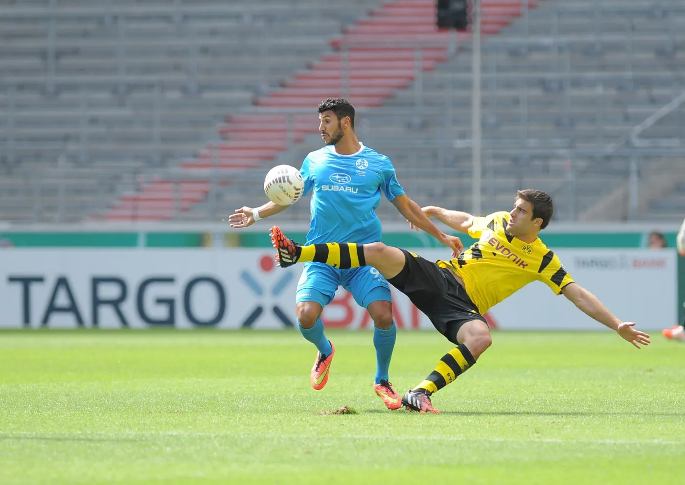 Elia Soriano (w niebieskim stroju)