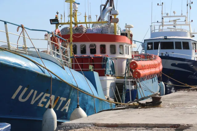 Włoskie władze zajęły statek NGO ratujący migrantów. Załoga podejrzana o przemyt ludzi