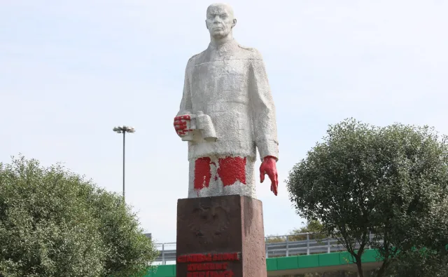 Pomalowali pomnik Berlinga farbą. Zostali zatrzymani przez policjantów