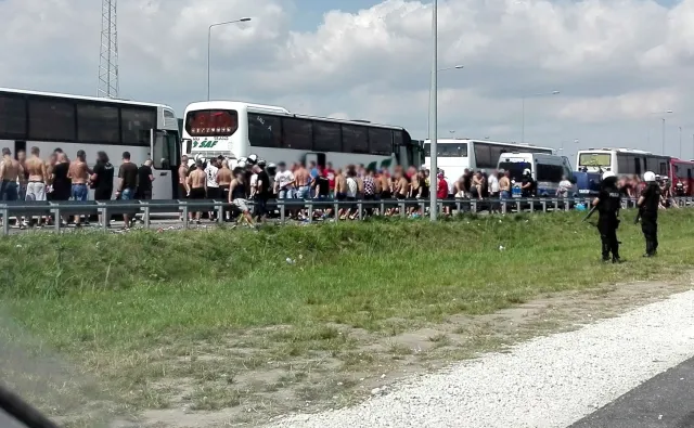 Jest śledztwo w sprawie bójki kiboli na parkingu przy autostradzie A1