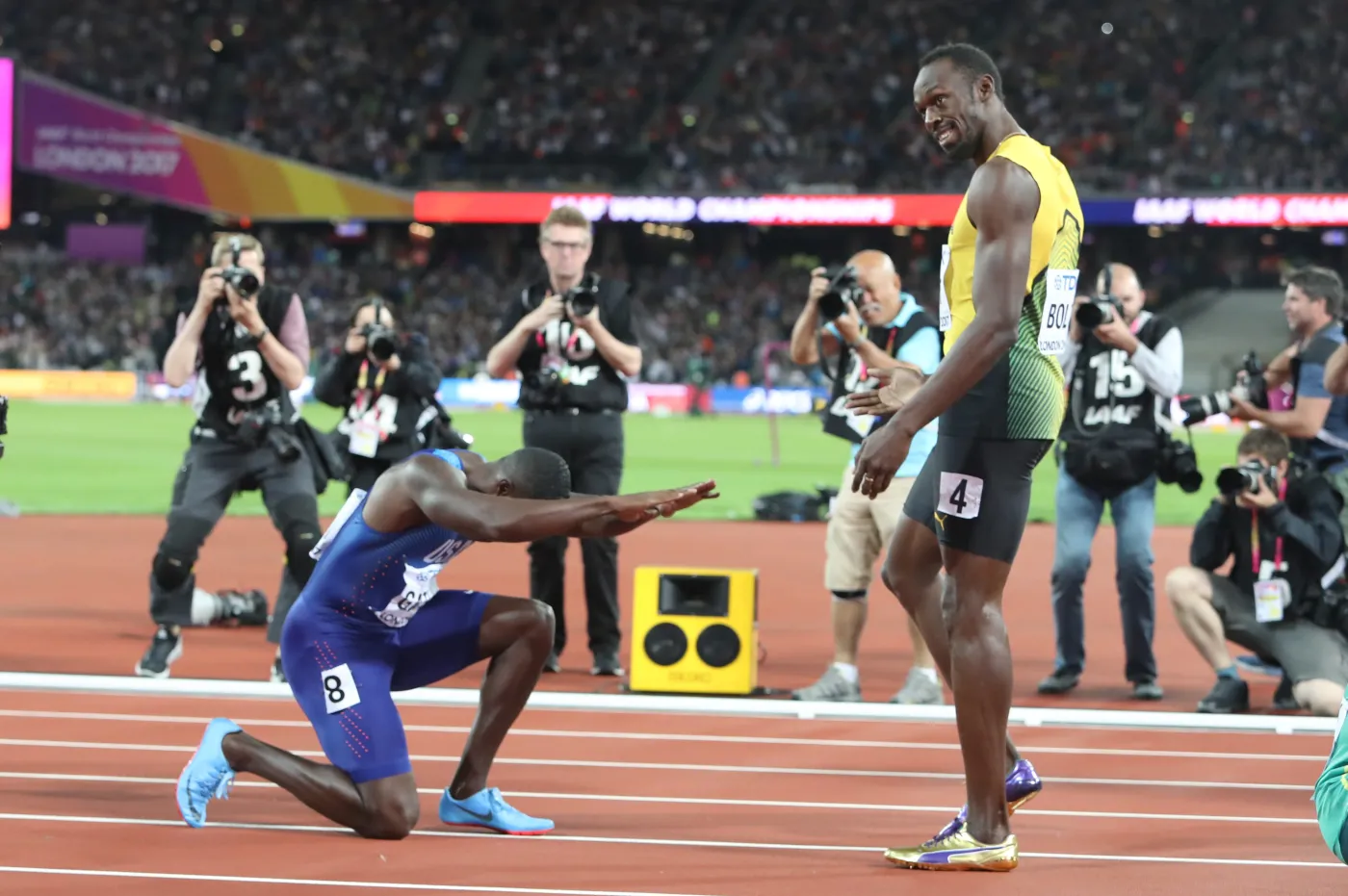 Amerykanin Jason Gatlin (L) został mistrzem świata, a Jamajczyk Usain Bolt (P)