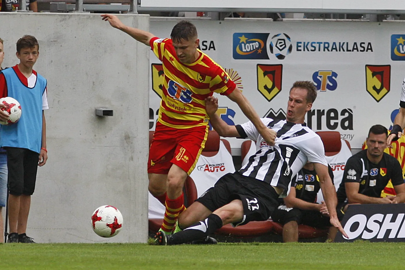 Zawodnik Jagiellonii Białystok Fiodor Cernych (L) i Patrik Mraz (P) z Sandecji Nowy Sącz