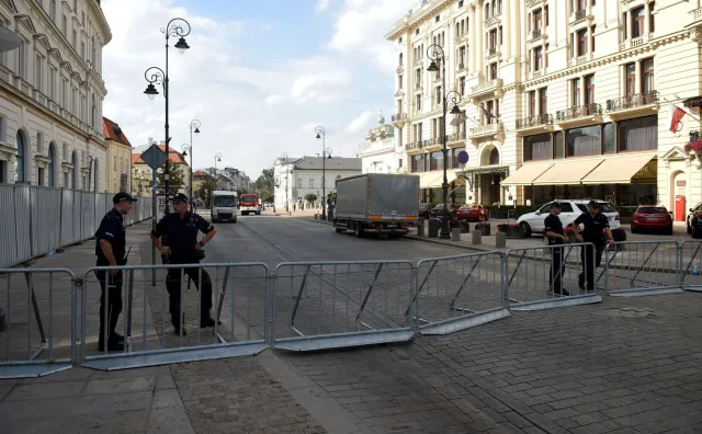 Pomniki smoleńskie "bez żadnego trybu"? PiS wniosek do władz Warszawy wysłał dopiero w lipcu