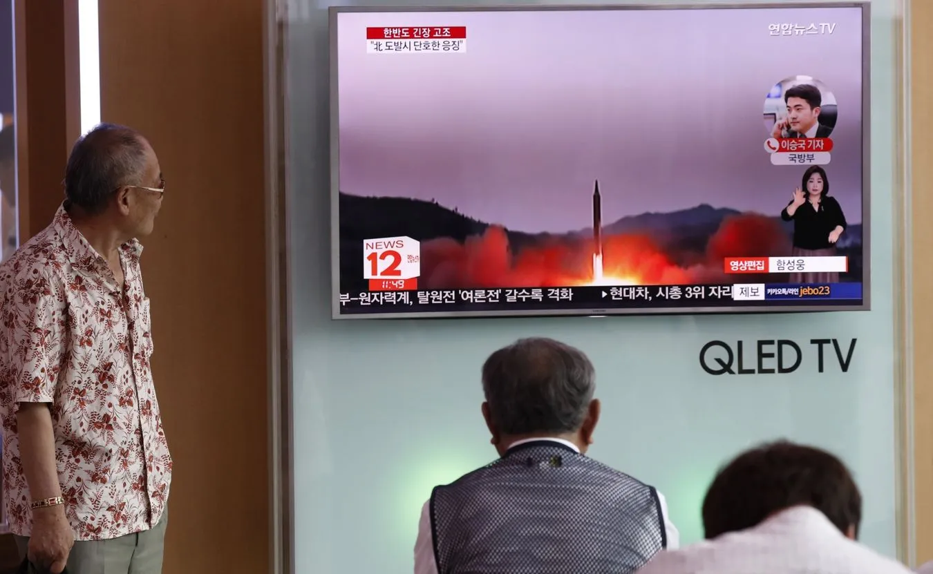 Koreańczycy z Południa oglądają w TV wiadmości dotyczące Korei Północnej