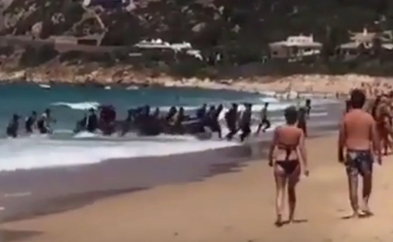 Imigranci na hiszpańskiej plaży