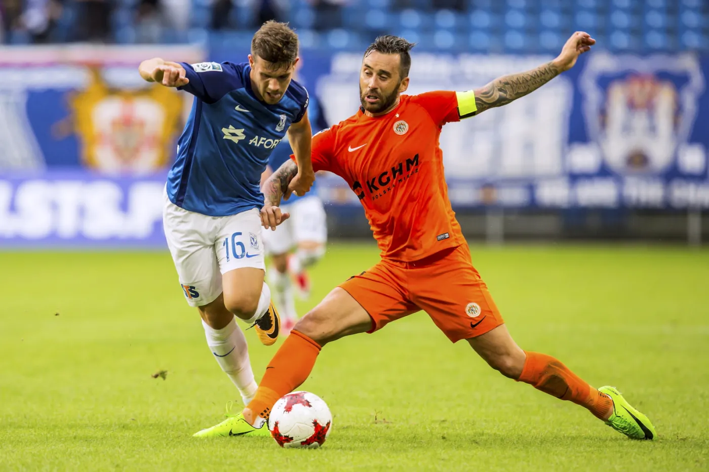 Piłkarz Lecha Poznań Mario Situm (L) i Lubomir Guldan (P) z KGHM Zagłębia Lubin