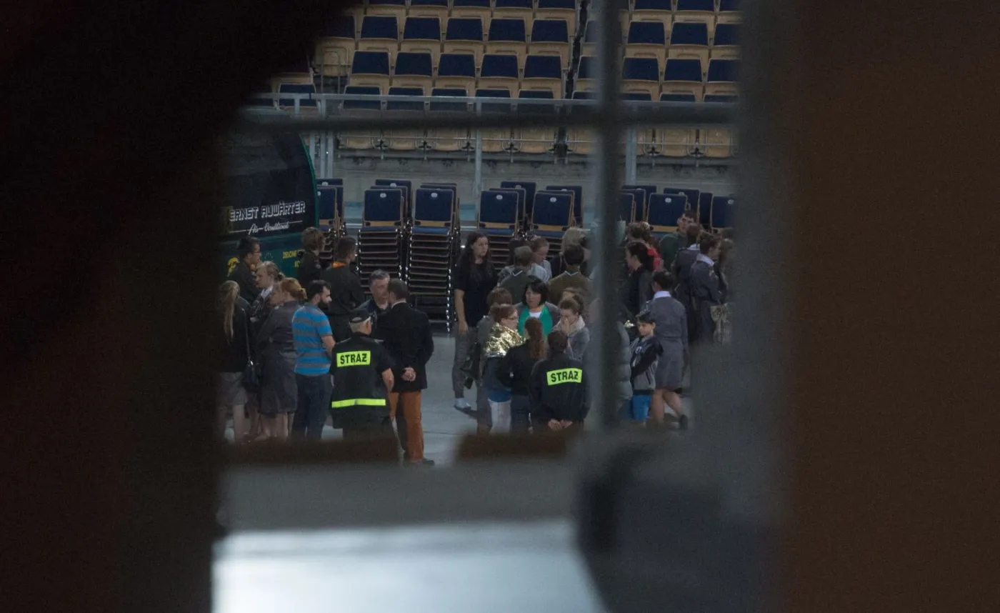 Grupa harcerzy z obozu w Suszku, która autokarami dotarła późnym wieczorem do łódzkiej Atlas Areny