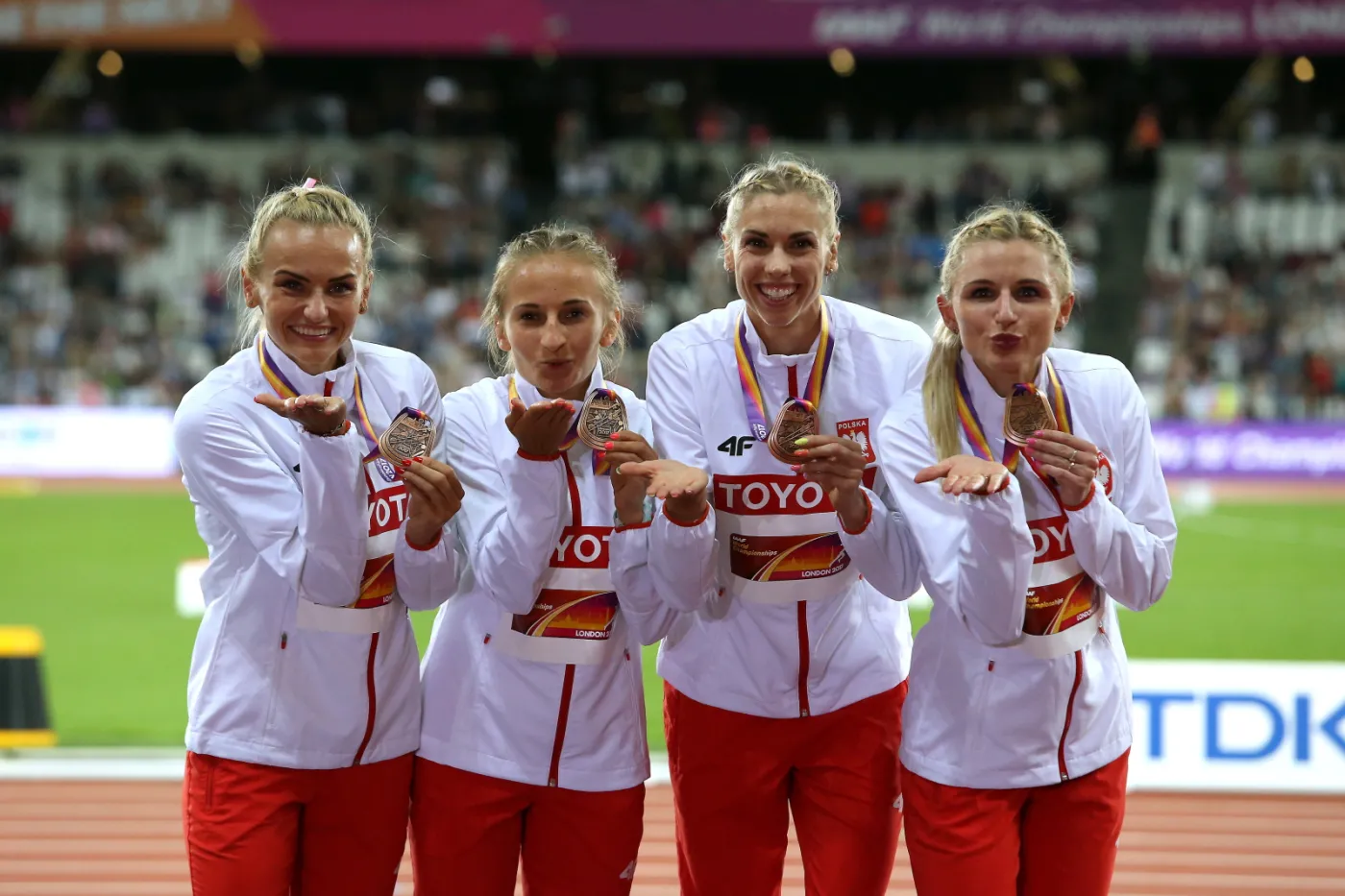 Polki (od lewej): Justyna Święty, Aleksandra Gaworska, Iga Baumgart i Małgorzata Hołub, zdobyły brązowy medal w biegu sztafetowym 4x400 m