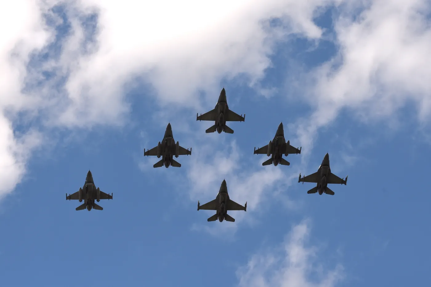 Samoloty, czołgi i oddziały sojuszników. Defilada z okazji święta Wojska Polskiego [ZDJĘCIA]